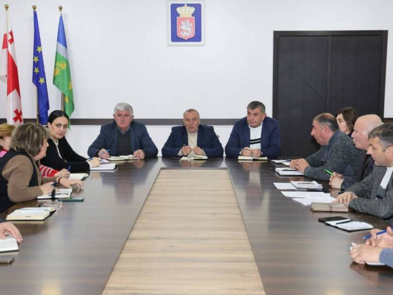 ცაგერის მუნიციპალიტეტის მერმა ჭაბუკი ჭაბუკიანმა მერიის სტრუქტურული ერთეულების ხელმძღვანელებთან 2026 წლის პირველი სამუშაო შეხვედრა გამართა